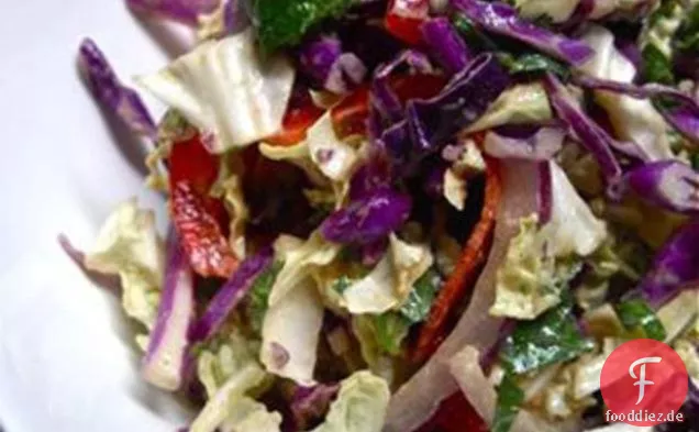 Asiatisch inspirierter Slaw mit Erdnuss-Vinaigrette