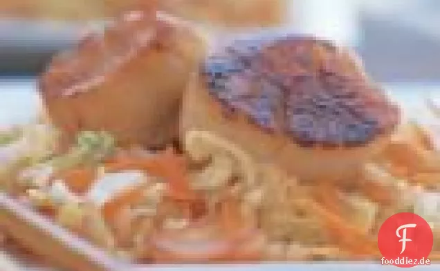 Miso-glasierte Jakobsmuscheln mit asiatischem Slaw