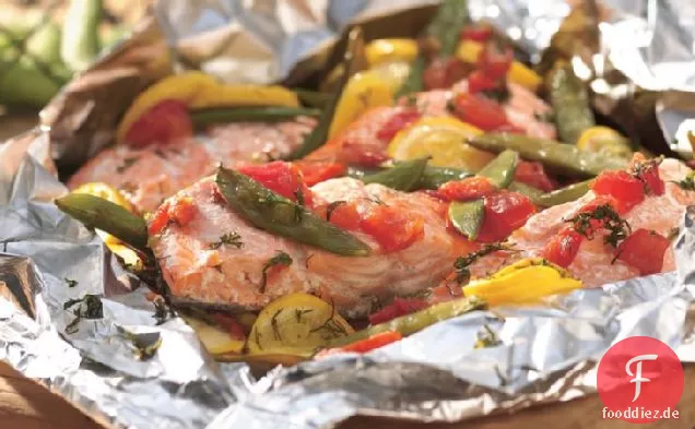 Gegrillter Dilllachs und Gemüsepackungen