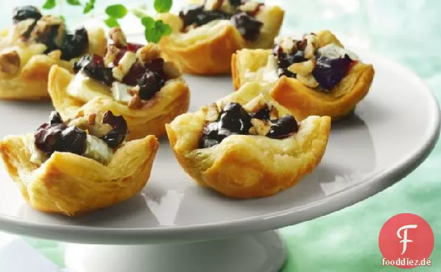 Camembert und Cherry Pastry Puffs