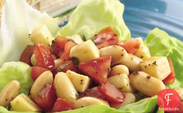 Salat aus weißen Bohnen, Kräutern und Tomaten