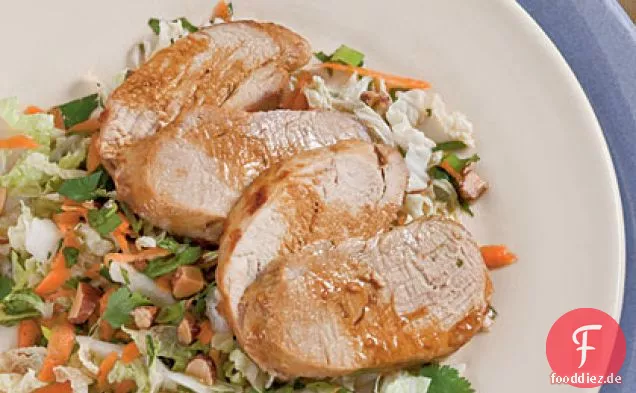 Gebratenes Sesam-Schweinefilet mit asiatischem Slaw