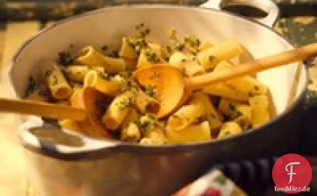 Rigatoni mit basilikum-Pesto
