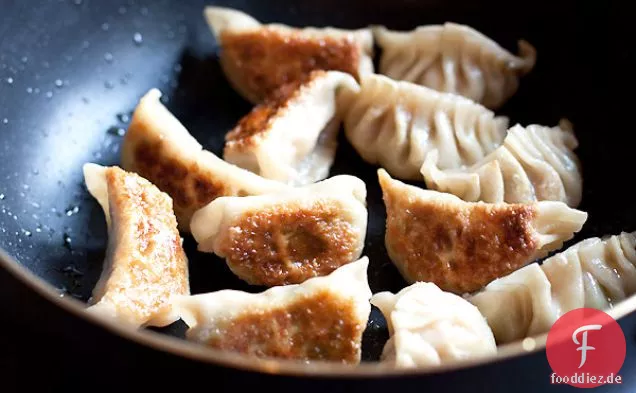 Gyoza Rezept (japanisches Schweinefleisch und Garnelen Topf Aufkleber)