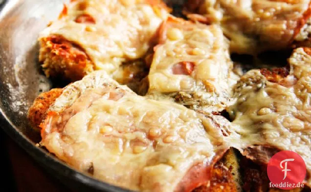 Eine Pfanne Inside-Out Huhn Cordon Bleu
