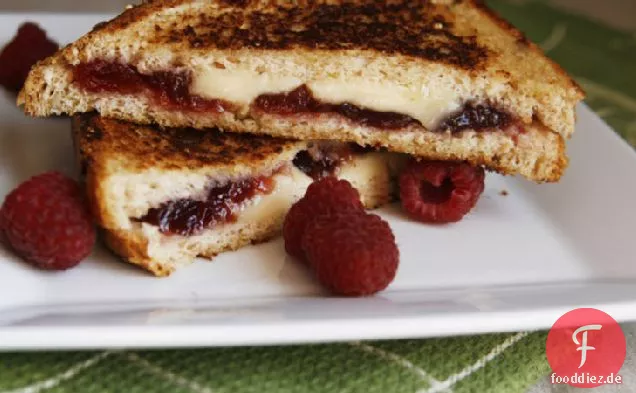 Himbeere, Brie und Blau gegrillter Käse