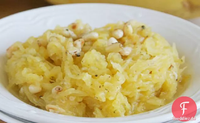 Spaghetti Squash mit Parmesan und Pinienkernen