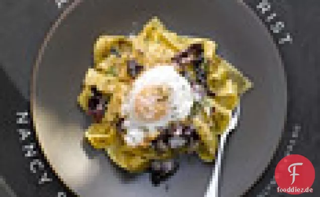 Toskanische Bohnensuppe mit Schinken und Geriebenem Parmigiano-Reggiano