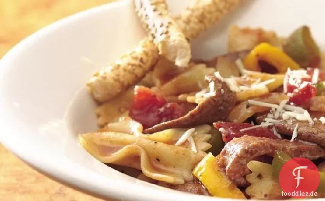 Fliege Pasta mit Rindfleisch und Tomaten
