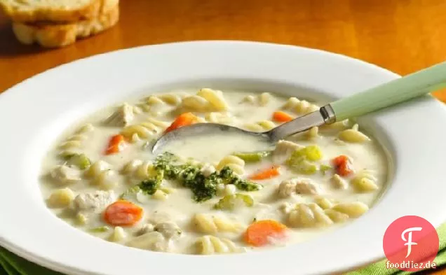 Cremige Hühnernudelsuppe mit Pesto-Nieselregen