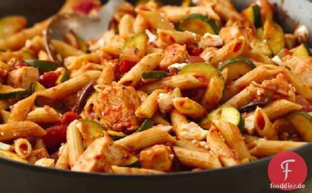 Dünne mediterrane Hühnchen und Pasta
