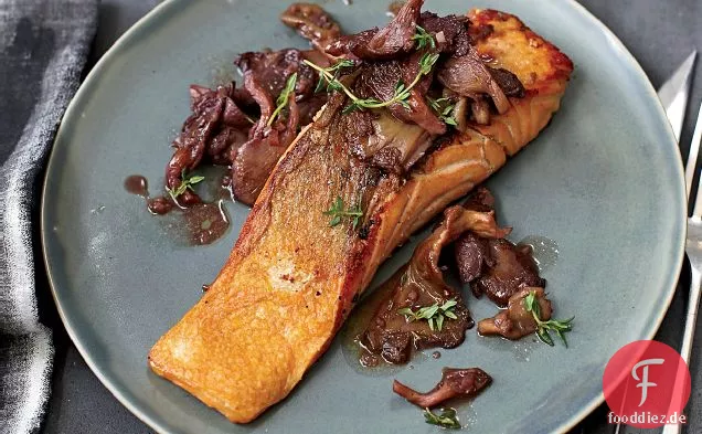 Gebratener Lachs mit Austernpilzen in Rotwein