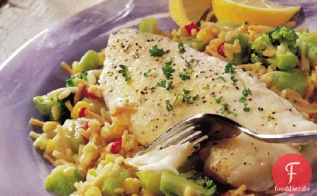 Zitroniger Fisch über Gemüse und Reis