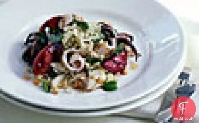 Gegrillter Tintenfisch-Pflaumen-Salat mit Koriander, Minze und Erdnüssen