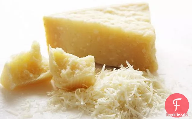 Toskanische Bohnensuppe mit Schinken und Geriebenem Parmigiano-Reggiano