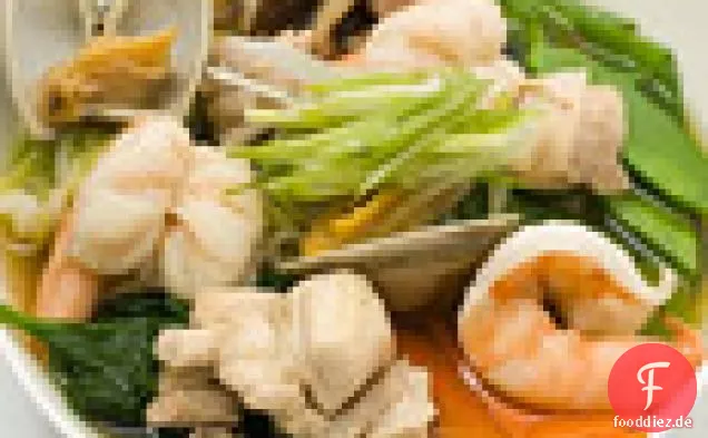 Udon-Nudeln mit Hühnchen, Schalentieren und Gemüse