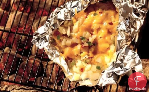 Gegrilltes käsiges Kartoffelpaket