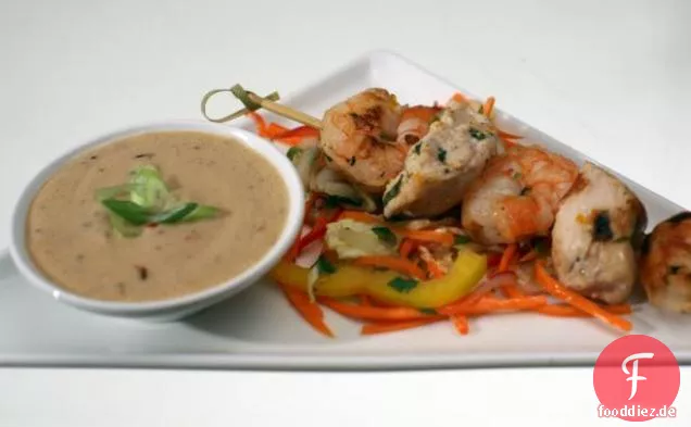 Huhn und Garnelen Satay mit Kokos-Erdnuss-Sauce und frischem Gemüsesalat