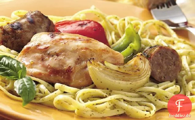 Gegrilltes Hähnchen, Wurst, Zwiebeln und Paprika über Linguine