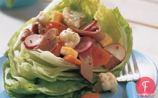 Rindfleisch und Gemüse auf Salat Boote