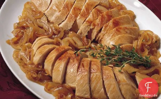 Putenfilet mit karamellisierten Zwiebeln