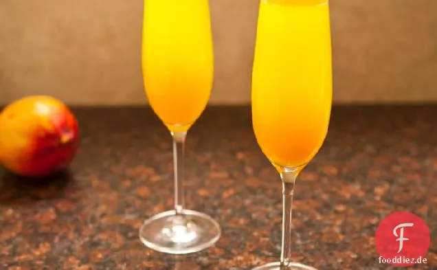 Mango-Pfirsich-Champagner-Cocktail