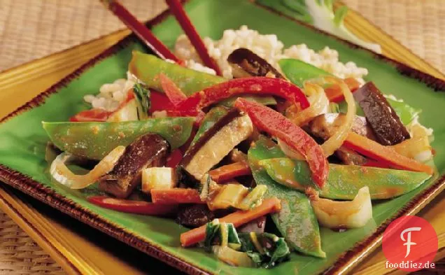 Gedünstetes chinesisches Gemüse mit braunem Reis