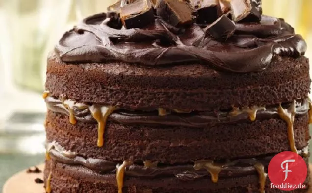 Großer, dunkler und kräftiger Schokoladenschichtkuchen