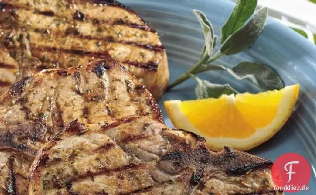 Orange-gesalzene Schweinekoteletts mit Kraut reiben