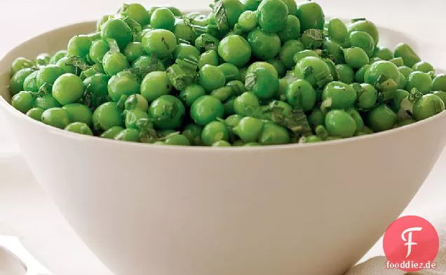 Frische Erbsen mit Minze und Frühlingszwiebeln