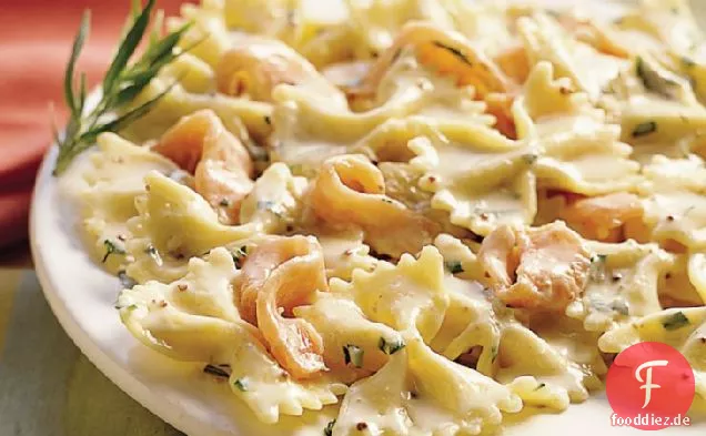 Fliege mit Lachs und Estragon-Senf-Sauce