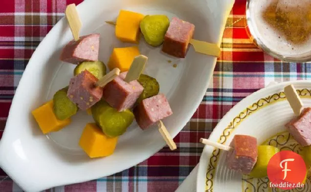 Salami, Käse und Gurke Kabobs