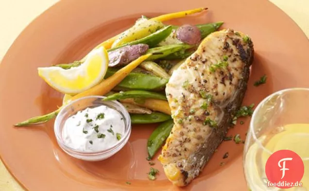 Kräuter-gebratener Lachs, Kartoffeln, Karotten und Zucker Snap Erbsen