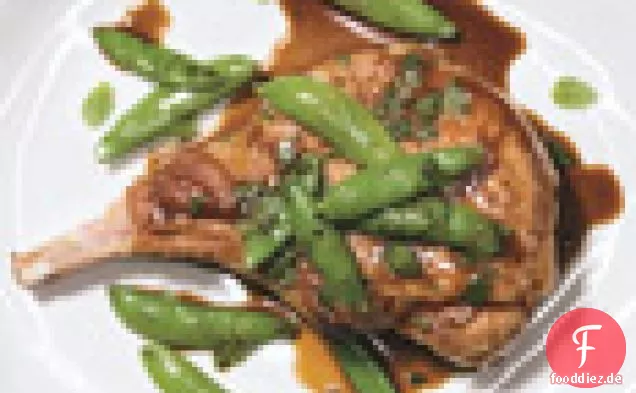 Schweinekoteletts und Zucker Snap Erbsen mit Minze Julep Glasur