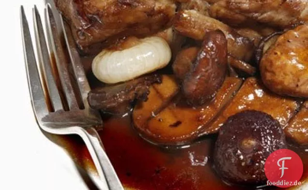 Geschmorter Seeteufel mit Waldpilzen und Cipollini-Zwiebeln