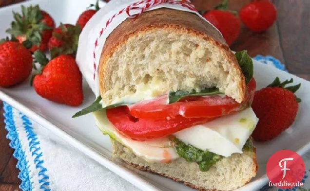 Tomaten-Mozzarella-Rucola-Pesto-Sandwiches