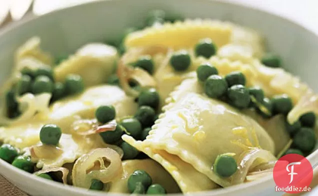 Ravioli mit Erbsen und Schalotten