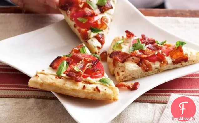 Gegrillter Speck und Tomatenpizza