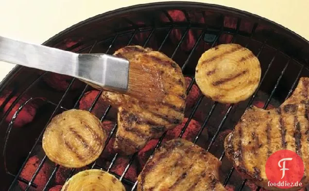 Mesquite Gegrillte Schweinekoteletts mit Süßen Zwiebeln