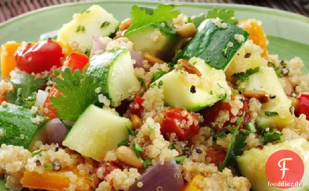 Kreuzkümmel gewürzte Quinoa mit Gemüse