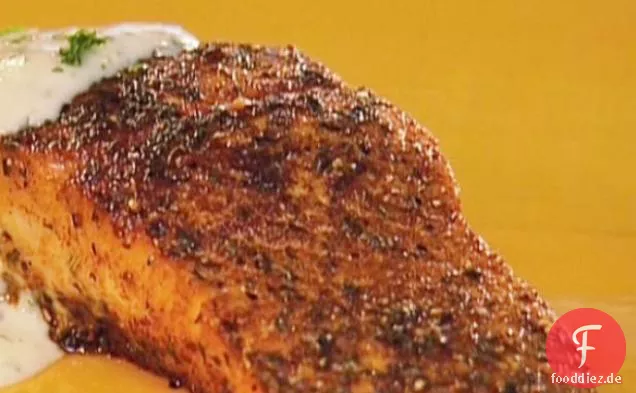 Geschwärzter Lachs mit Blauschimmelkäsesauce