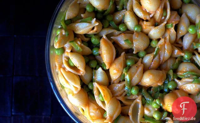 Sommer Erbse und geröstete Paprika Nudelsalat