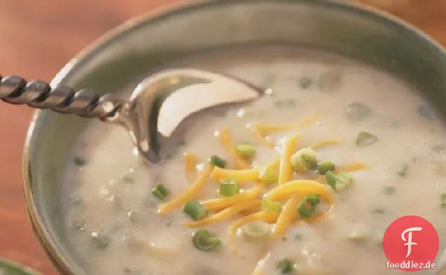 Rustikale Kartoffelsuppe mit Cheddar und Frühlingszwiebeln