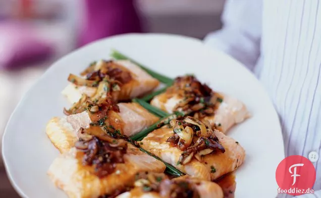 Gebratener Bacon-Basted Lachs mit Pilz-Austernsauce