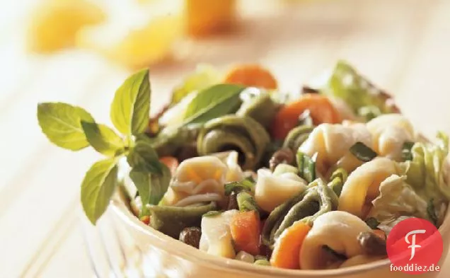 Mit Käse gefüllter Tortellini-Salat