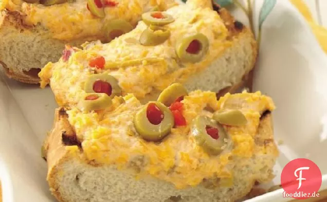 Gegrilltes käsiges Olivenbrot