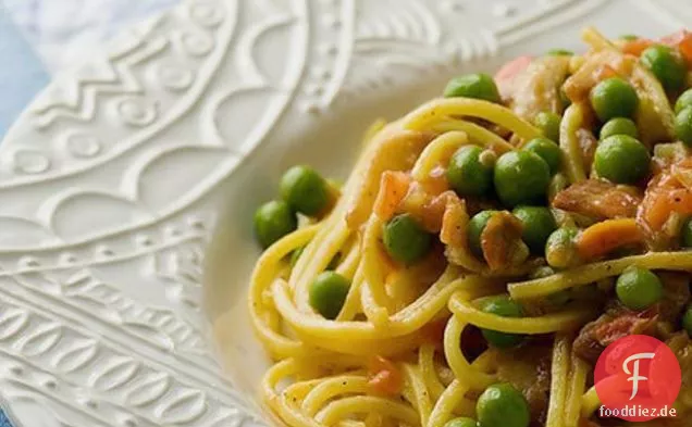 Pasta mit Tomaten, Speck und Erbsen in Worcestershire-Sahnesauce