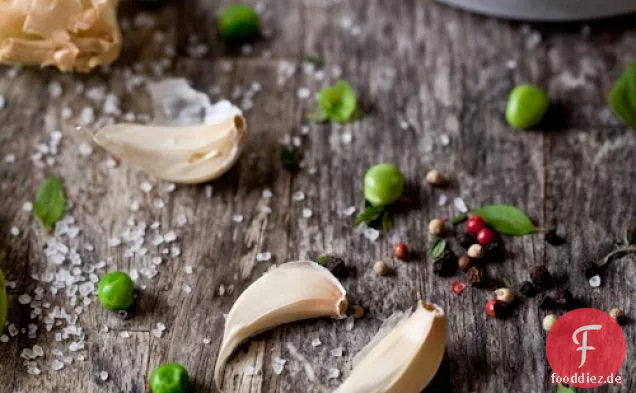 Frischer Erbsen-, Kräuter- und Käsesalat