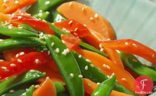 Sesam und Erbsen mit Karotten und Paprika Rezept