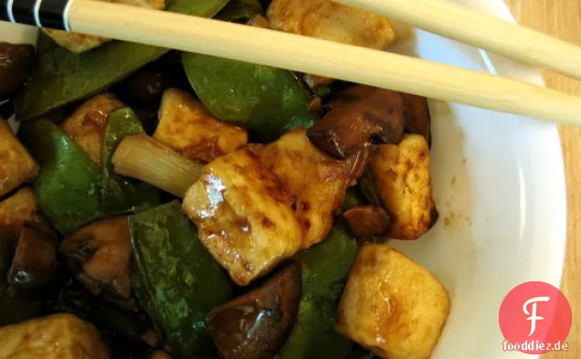 Tofu Stir-fry mit Schnee Erbsen und Pilzen
